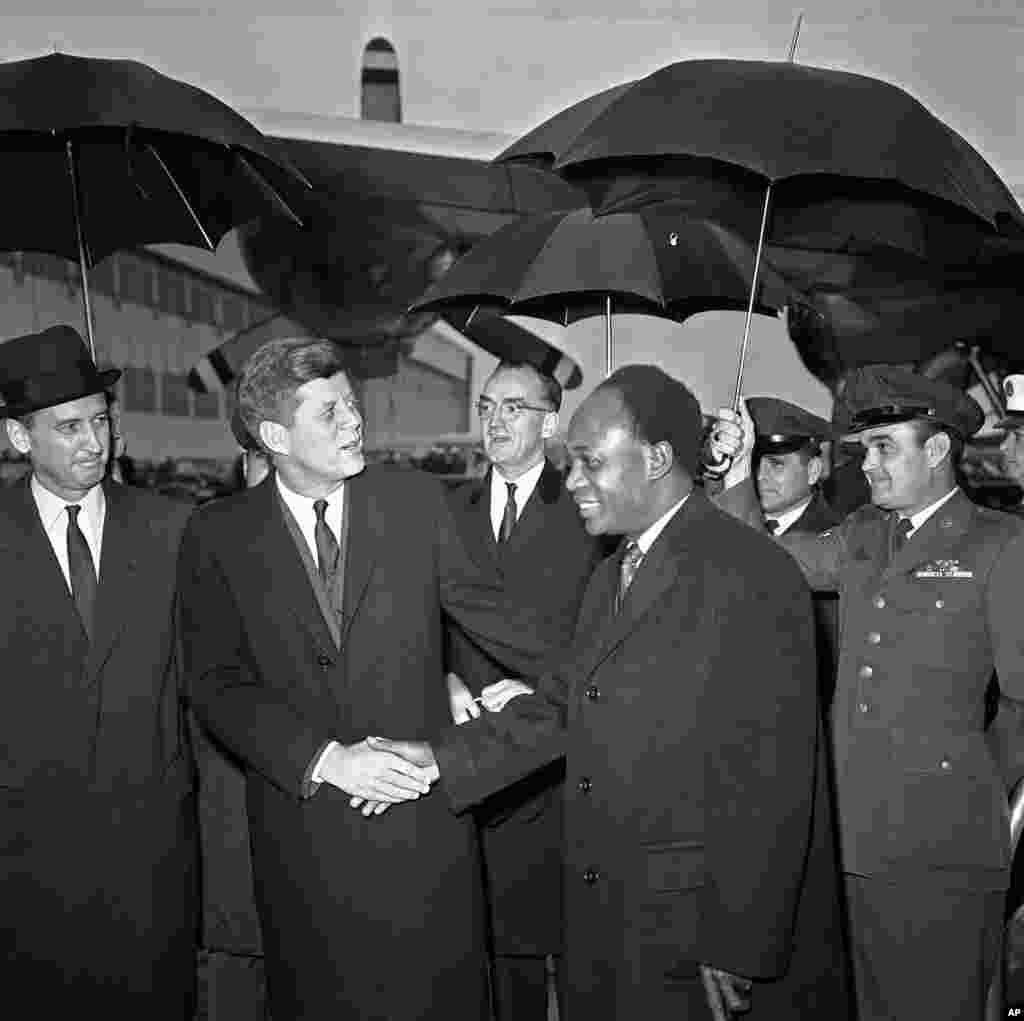 Shugaban Amurka John Kennedy tare da shugaba Kwame Nkrumah na Ghana a filin jirgin saman Washington national a ranar 8 Maris, 1961.