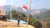 一面中国国旗在中缅边境难民营上空飘扬。（边民杨先生提供）