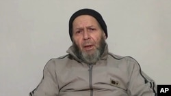 在星期四分發給幾個新聞機構的一段13分鐘視頻，72歲的沃倫溫斯坦看起來憔悴和疲倦。