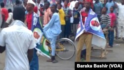 Mata, Maza, Matasa da Dattijai da ma Yara sun fito domin nuna farincikinsu a kan titin Zoo Road