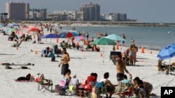 佛羅里達州5月5日海灘人潮。