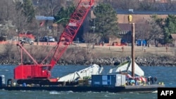 Спасательные команды ВМС США поднимают заднюю секцию крыла самолета American Airlines в Арлингтоне, штат Вирджиния, 4 февраля 2025 года.