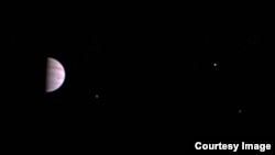 美國太空總署的深空探測船朱諾進入環繞星的軌道後向地球傳送了第一張木星的照片