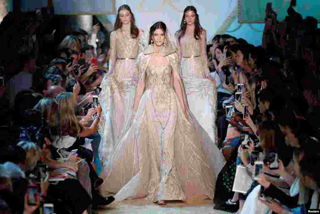 在巴黎的时装表演中，模特展示婚纱（2017年7月5日）