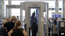 美国波士顿机场的人身扫描器安检程序（资料照片）。