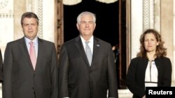 西方7國外長會議星期二結束後﹐美國國務卿蒂勒森(中)