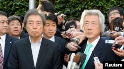 2014年1月14日，两位前日本首相小泉纯一郎（右）与细川护熙（左）在东京被记者包围。他们对现任首相安倍晋三的核政策提出挑战。