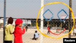 兩名敘利亞兒童在難民營內