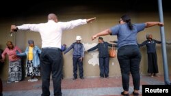 Faayilii - Hojjattoonnii fayyaa namoonnii ammam wal irraa siiquu akka qaban yeroo barsiisan, Afrikaa Kibbaa