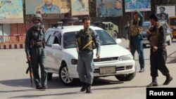 阿富汗警察在昆都士市中心放哨（2016年10月3日）