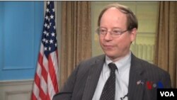 美國之音亞微採訪了美國國務院負責領事事務的副助理國務卿愛德華拉莫托斯基。