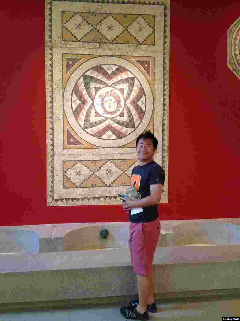 2016年，在普林斯顿大学的资助下，王夕越前往伊朗德胡达学会暨国际波斯研究中心进修波斯语和从事学术研究（曲桦提供）