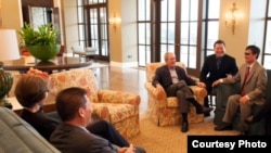 布殊前總統和夫人2013年4月3日會見中國自由捍衛者陳光誠和對華援助協會會長傅希秋牧師。陳光誠先生在他首次訪問德州和喬治.W.布殊總統中心期間錄製了訪談。 （布殊總統中心提供）