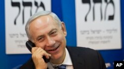 以色列总理内塔尼亚胡1月17日在电话上与选民交谈