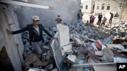 在也门的萨那机场附近，遭到沙特阿拉伯空袭的建筑