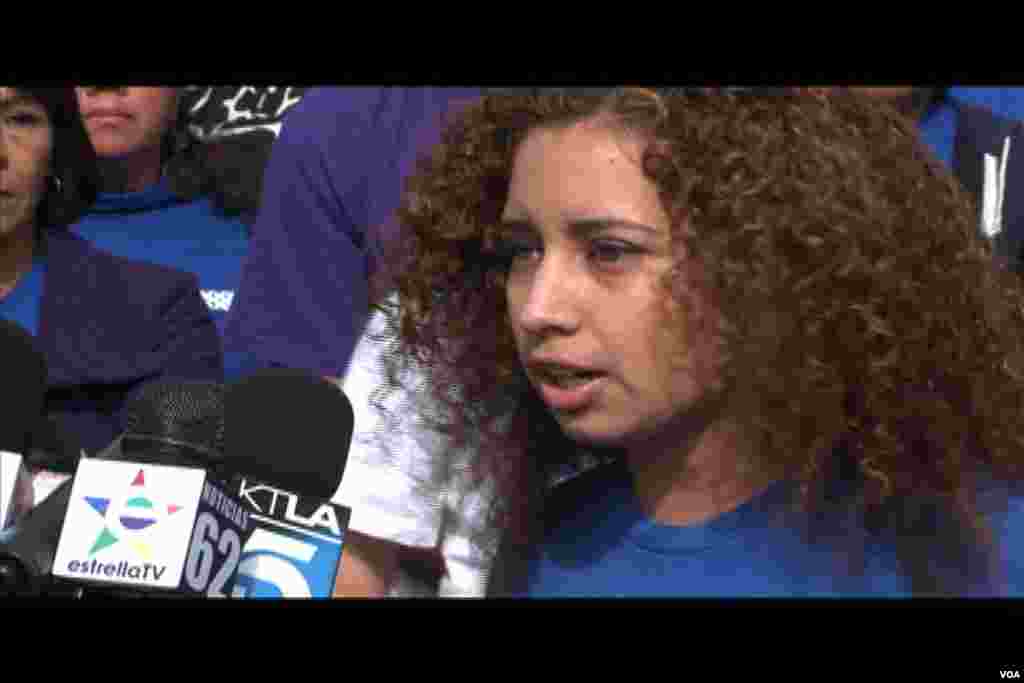 学生声援非法移民(美国之音国符拍摄)