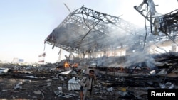 因空袭而遭到破坏的也门萨那游行广场(2017年11月5日)