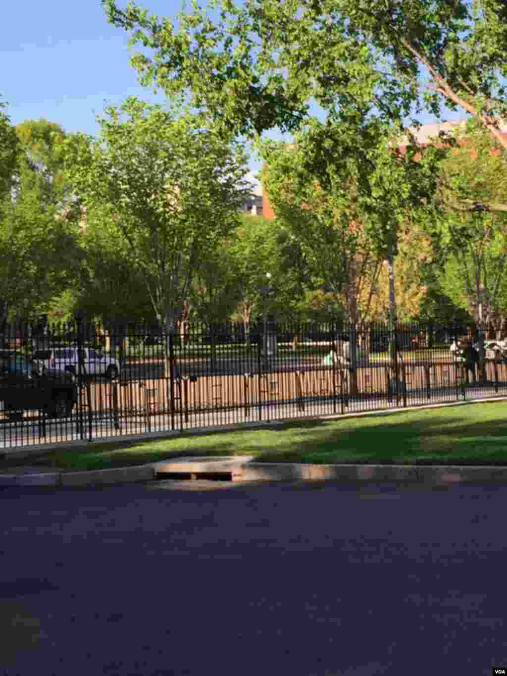 白宫前的拉法叶广场清场--游客被禁止进入，因为要迎接即将来临的国宴贵宾。（美国之音张蓉湘拍摄）