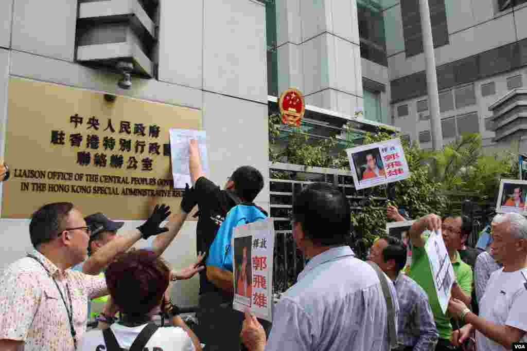 During a match between Chelsea and Manchester United, Chelsea&#39;s Andreas Christensen vies for the ball with Romelu Lukaku.