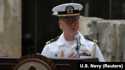 台灣出生的美國海軍少校（時為上尉）愛德華·林2008年12月3日在夏威夷的一次公民入籍宣誓儀式上。（資料照）