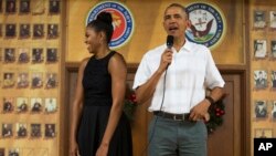 奧巴馬總統和夫人2015年12月25日看望夏威夷美國海軍陸戰隊官兵