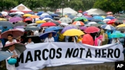 抗議者冒雨集會