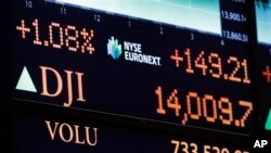 星期五紐約證券交易所的顯示板上顯示道瓊斯工業平均指數收市時的數據