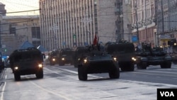 今年5月勝利日紅場閱兵前綵排時莫斯科街頭的俄軍裝甲部隊 (美國之音白樺 拍攝)