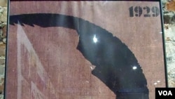 90年代的宣傳畫，反映斯大林集體化農莊政策。集體化農莊是造成烏克蘭大飢荒的一個原因 (美國之音白樺)