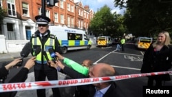 英国交通警察副总警长汉斯托克9月15日在伦敦帕森斯·格林地铁站发生炸弹袭击事件后向媒体发表声明。