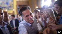 罗姆尼星期六和支持者握手