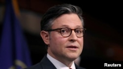 ແຟ້ມຮູບ-ປະທານສະພາຕໍ່າ ທ່ານໄມຄ໌ ຈອນສັນ, ປາກົດໂຕຢູ່ທີ່ຫໍລັດຖະສະພາ ໃນນະຄອນຫຼວງວໍຊິງຕັນ, ວັນທີ 14 ກຸມພາ 2024. 