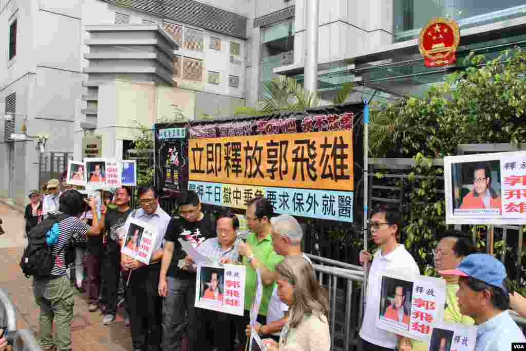 Kevin De Bruyne and Everton&#39;s Gerard Deulofeu fight for the ball&nbsp;during English Premier League match.