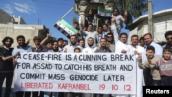 抗議者在伊德利卜附近的卡夫蘭貝爾鎮拉起橫幅，抗議總統阿薩德的統治。（2012年10月19日）