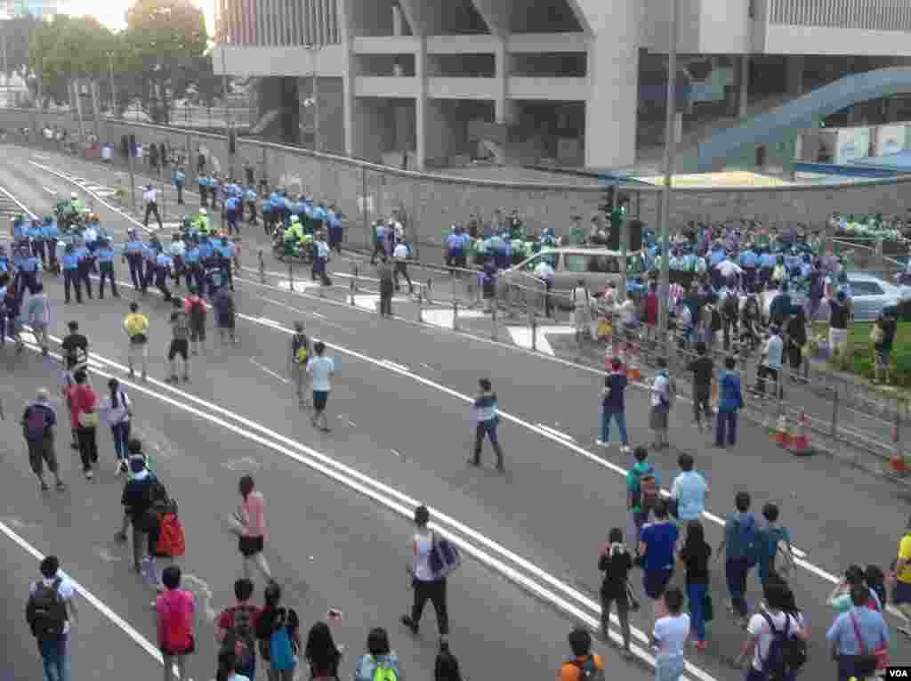 ជន​ភៀសខ្លួន និង​ជន​ចំណាក​ឈរ​តម្រង់​ជួរ​រង់ចាំ​ការ​ចែកចាយ​អាហារ​ដោយ​អង្គការក្រៅរដ្ឋាភិបាល​នៅ​ជំរុំ​ជនភៀសខ្លួន​មួយ​នៅ​ព្រំដែន​ប្រទេសក្រិក​ និង​ម៉ាសេដូនី ជិត​ភូមិ Idomeni ភាគខាងជើង​ប្រទេស​ក្រិក។ យ៉ាងហោចណាស់​បុរស ស្រ្តី និង​កុមារ​ ១០.០០០នាក់​បាន​បោះជំរុំ​អស់​រយៈពេល​រាប់​ថ្ងៃ​នៅ​ឯ​ព្រំដែន​ភូមិ Idomeni ជាប់​នឹង​ប្រទេស​ម៉ាសេដូនី។