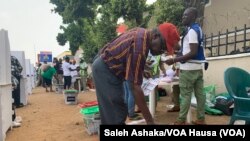 Wani mutum a lokacin da yake kada kuri'arsa a Abuja a zaben 2019