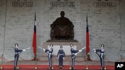 资料照：台湾国军仪队礼兵在台北的国立中正纪念堂前进行换岗仪式。（2019年4月4日）