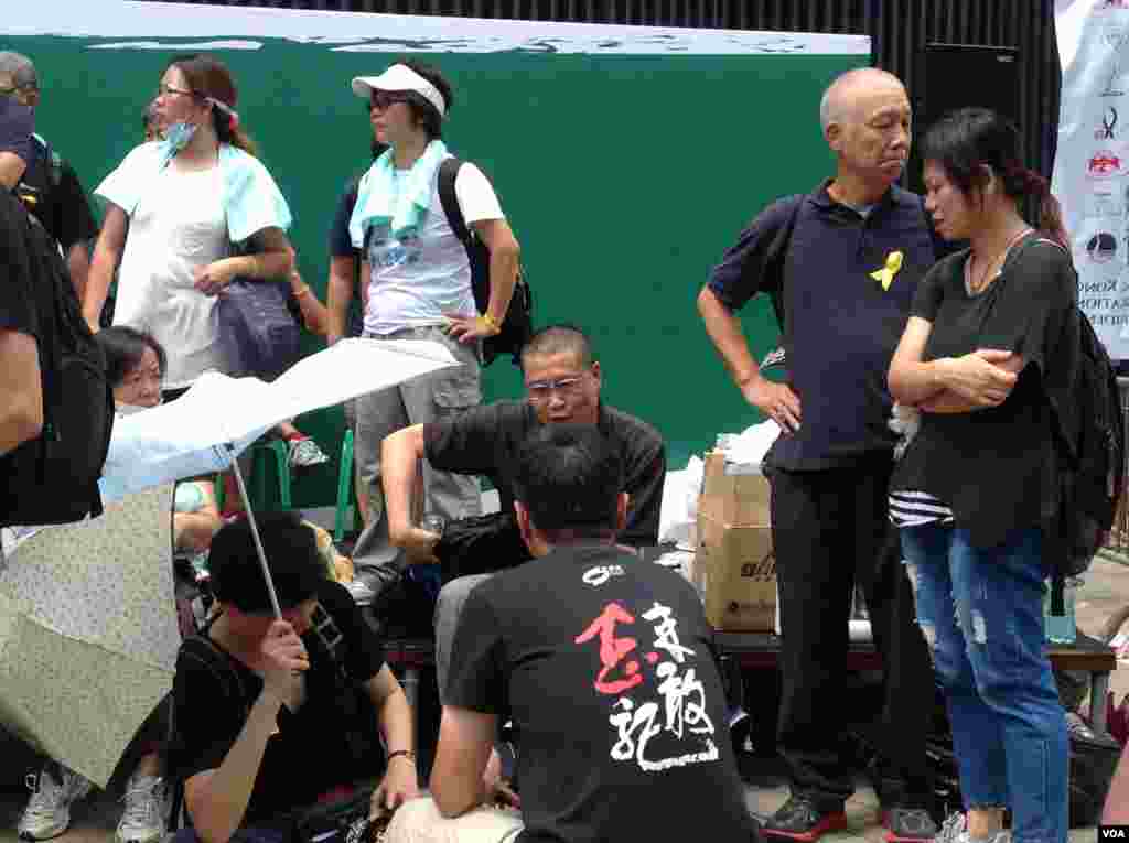 数千香港市民云集政府总部声援被困公民广场学生（美国之音图片／海彦拍摄）