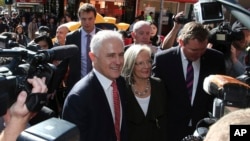 澳大利亞總理特恩布爾在購物街與選民寒暄。