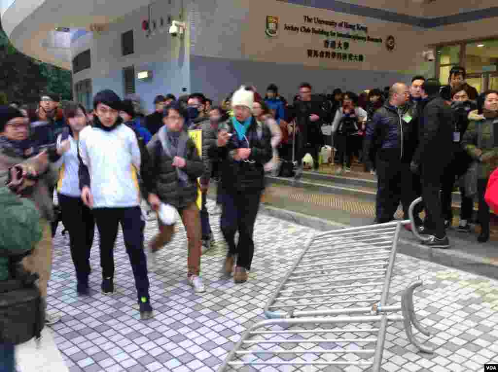 香港大學罷課學生和一些民間團體在港大校委會會場外抗議(美國之音海彥拍攝)