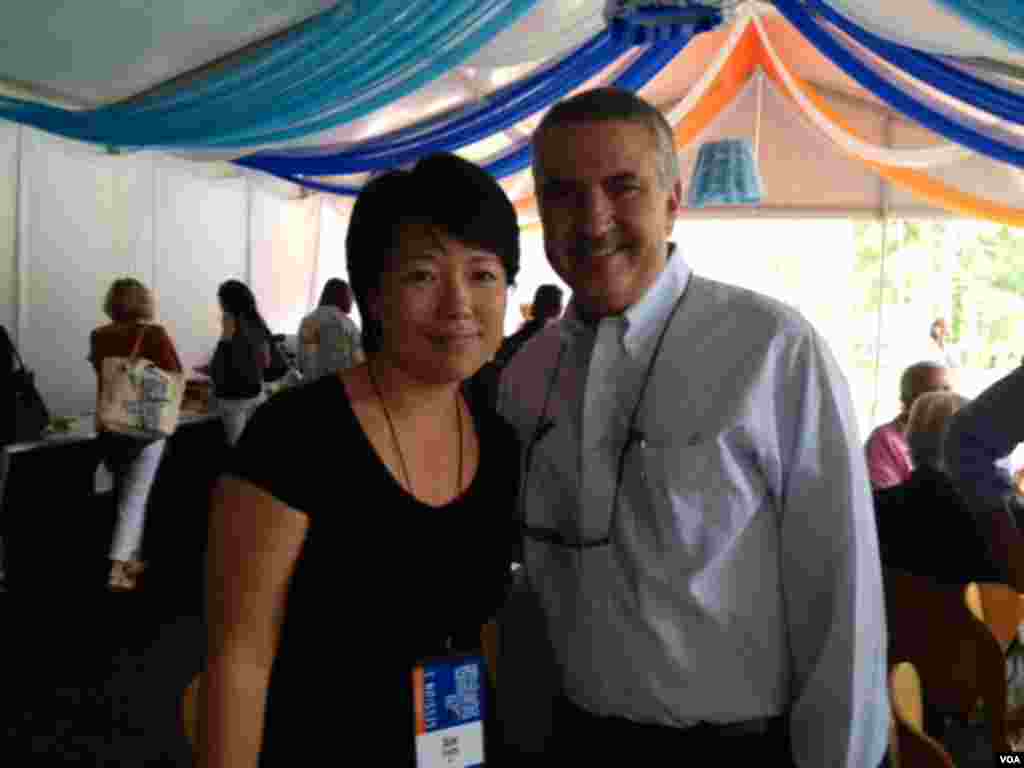 宁馨与纽约时报外交专栏撰稿人，著名作者托马斯.弗里德曼。(美国之音宁馨拍摄)