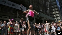 纽约30日举行“同性恋骄傲”游行。