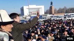 活動人士1月17日聚集在吉爾吉斯斯坦首都比什凱克市中心的阿拉套廣場舉行抗議，呼籲當局將中國的非法移民驅逐回國