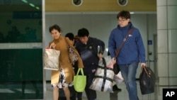 韩国员工携带行李从朝鲜开城工业区返回韩国境内