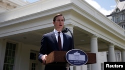 白宮高級顧問庫什納在國會參議院情報委員會的閉門會議中回答調查人員的質詢後向白宮記者團講話。