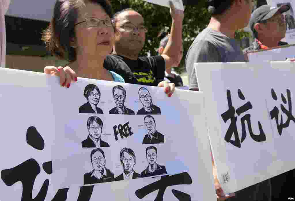 刘雅雅持释放律师海报（美国之音国符拍摄）