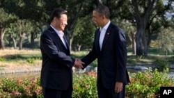 奧巴馬與習近平在洛杉磯附近棕櫚泉的陽光之鄉莊園握手會面
