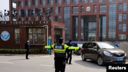 世衛組織新冠病毒源頭調查組前往武漢的中國科學院病毒研究所。（2021年2月3日）