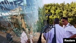 靠近吉萨金字塔爆炸现场附近的一辆受损公共汽车。