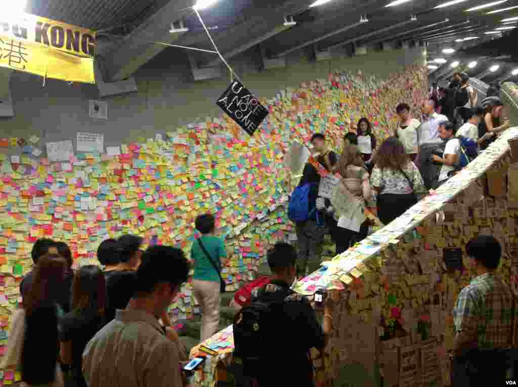 金鐘示威區人數銳減但仍有大批人堅守(美國之音海彥拍攝)